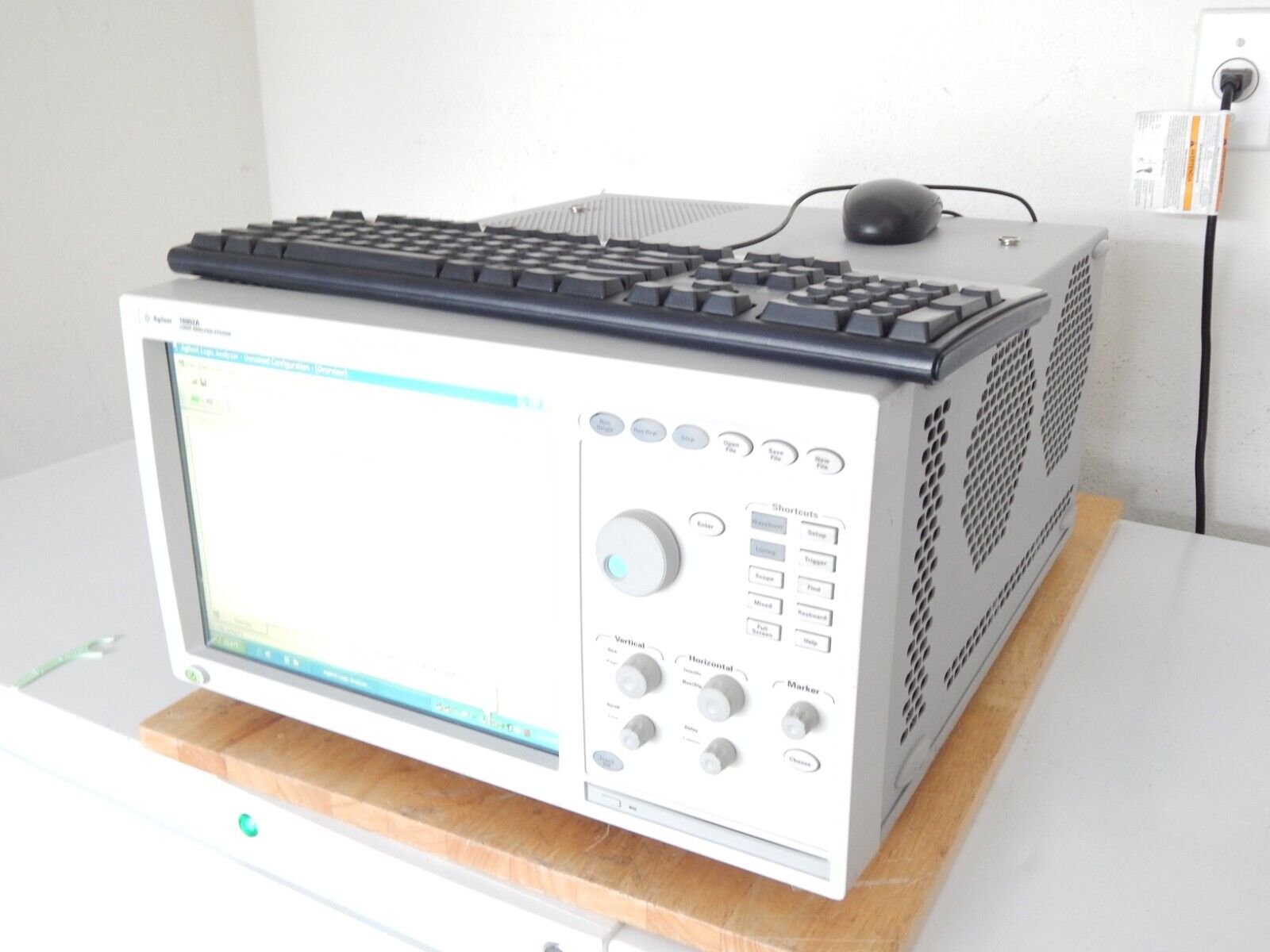 HP - Agilent - Keysight 16902A-014 Logic Analyzer Mainframe HP - Agilent - Keysight 16902A-014 Logic Analyzer Mainframe